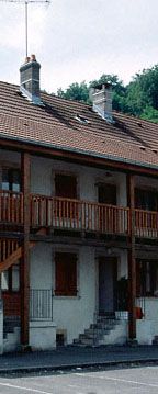 Avancée de toiture et coursive sur poteaux bois, Hérimoncourt (25). Base Mérimée PA00101653 © Région Franche-Comté, Inventaire du patrimoine
