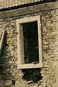 Ouverture préfabriquée en ciment dans un mur de moellon. Héricourt (70). Base Mérimée IA70000094 © Région Franche-Comté, Inventaire du patrimoine